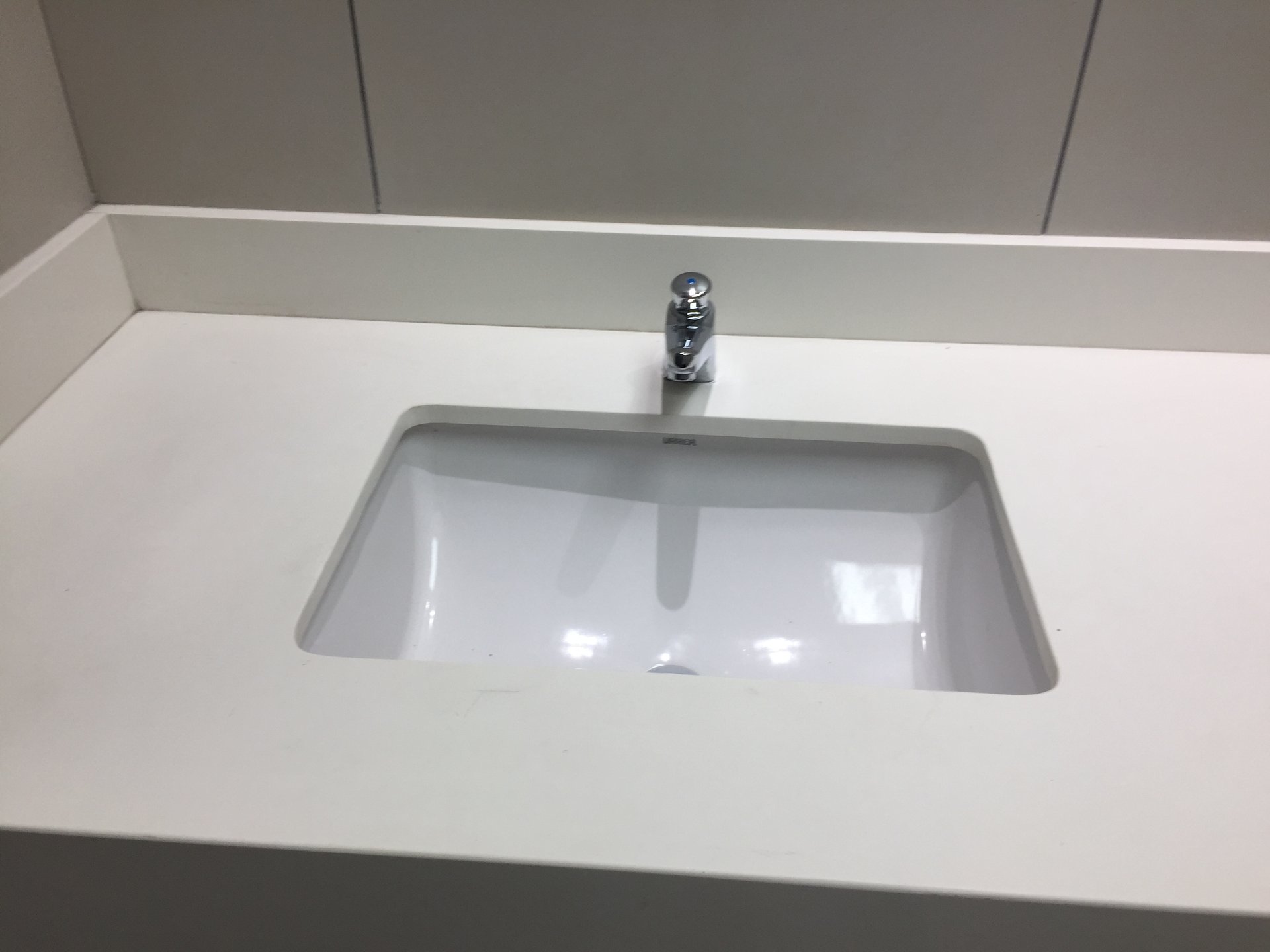 Dispensadores antivandálicos en acero inoxidable satinado