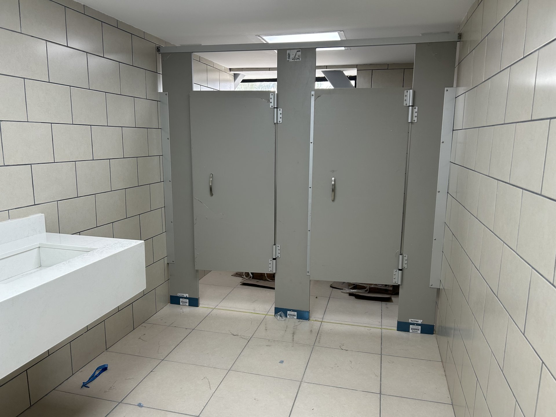 Servicios sanitarios ejecutivos con cabinas esmaltadas y encimera de lavabos