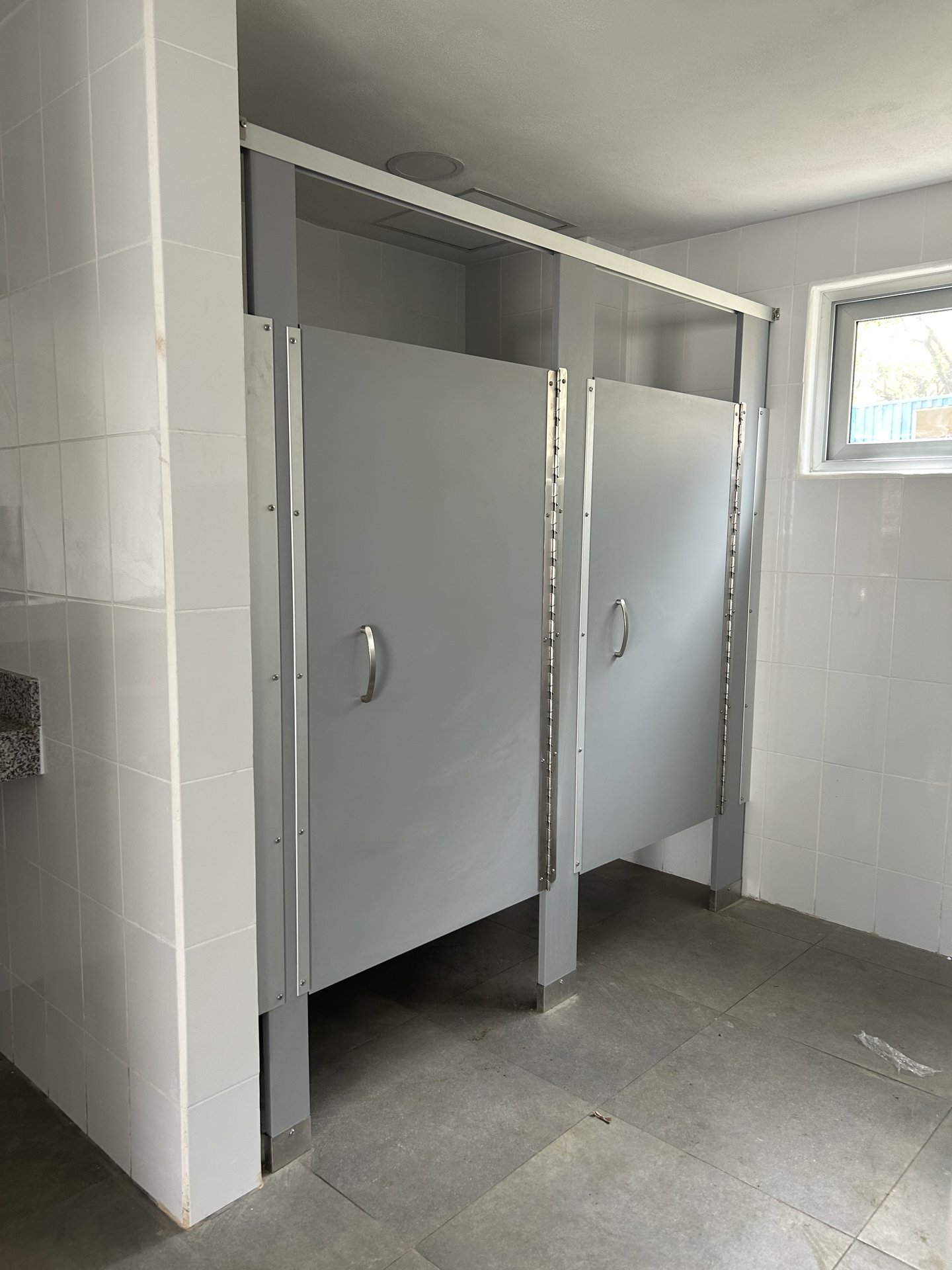 Alineación precisa y tiradores ergonómicos en particiones de baño UAM