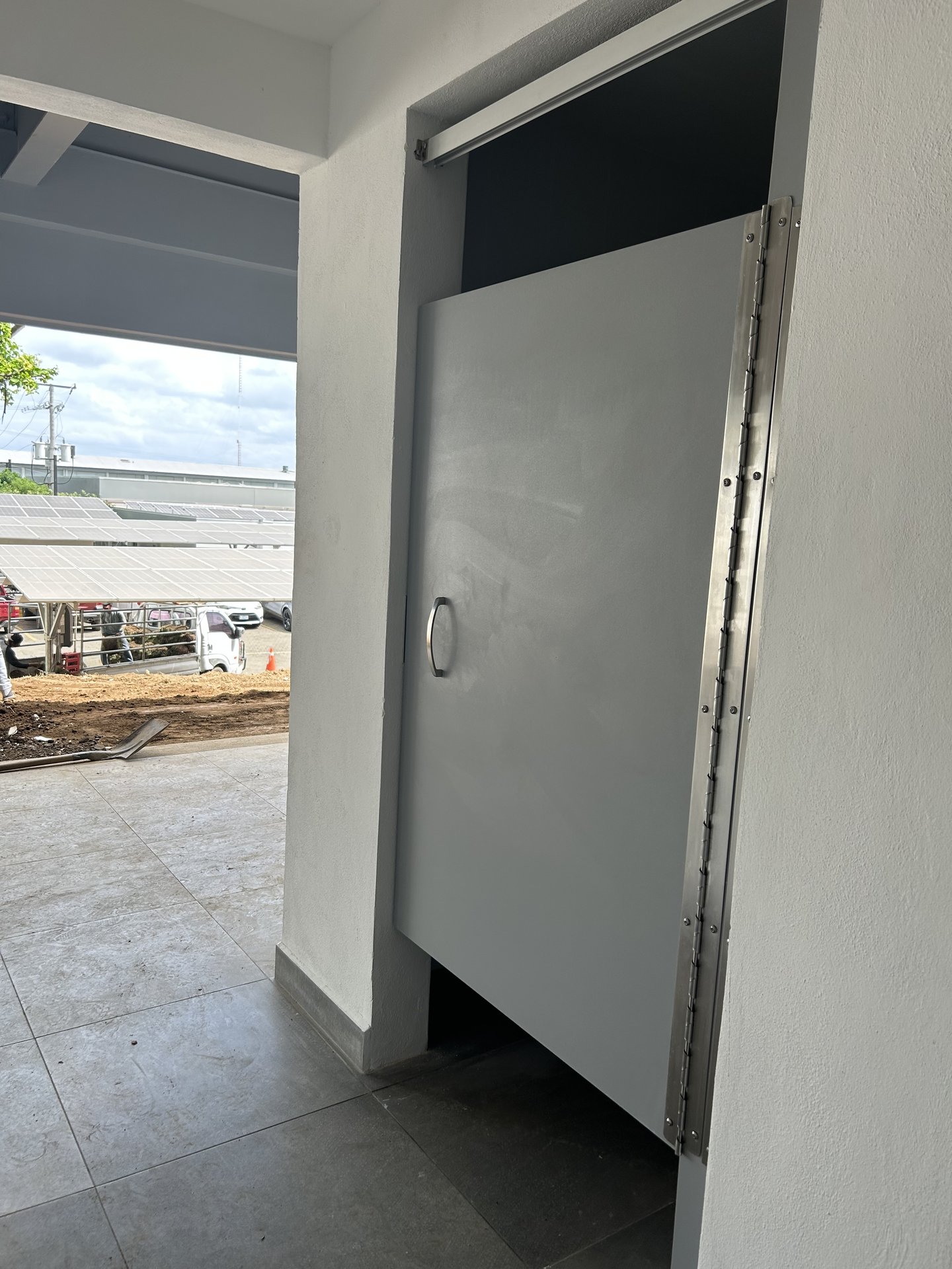 Puerta de partición sanitaria con herrajes de acero inoxidable en sanitarios universitarios