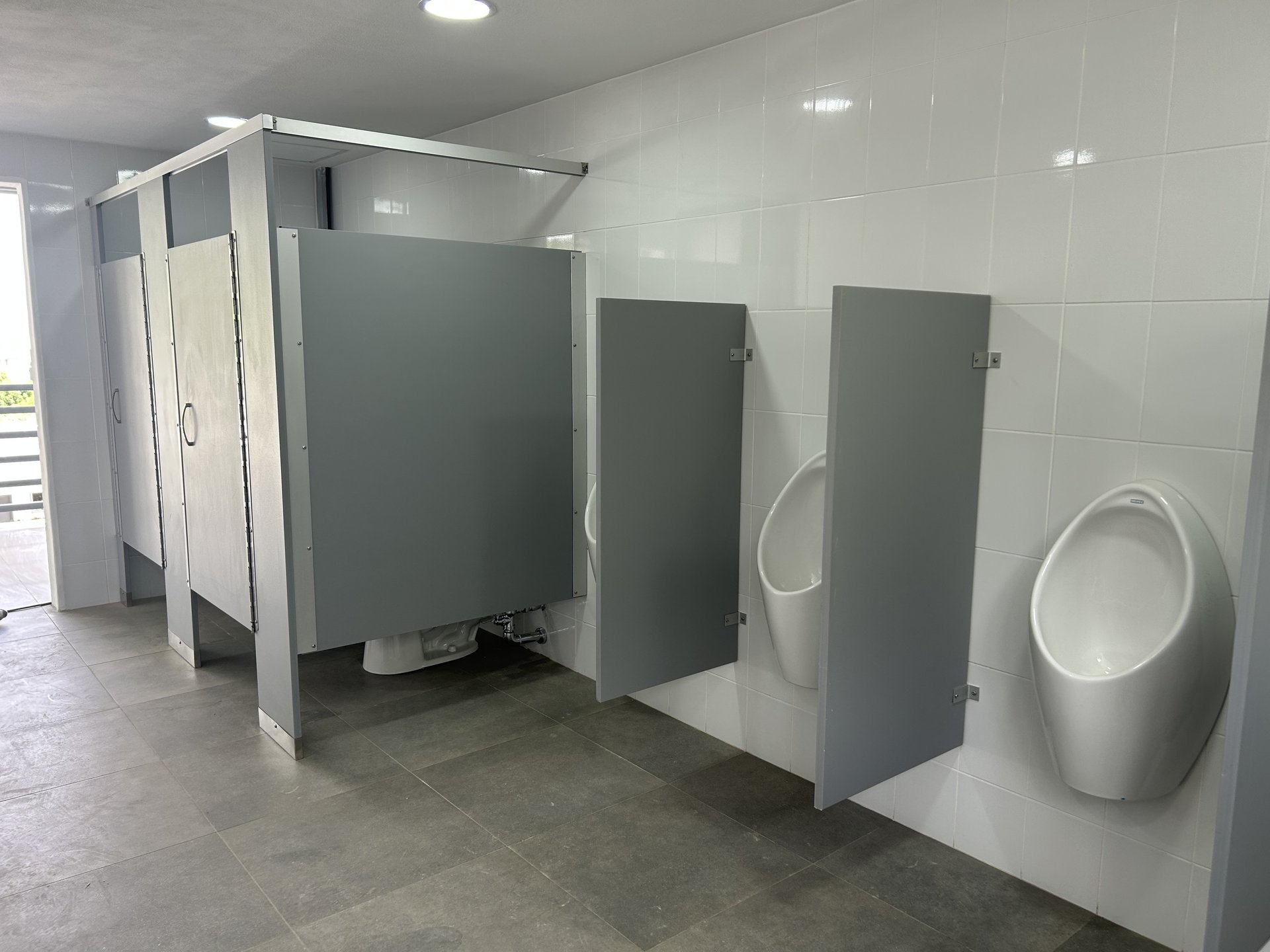 Servicios sanitarios completos con porcelanato antideslizante y particiones Hadrian