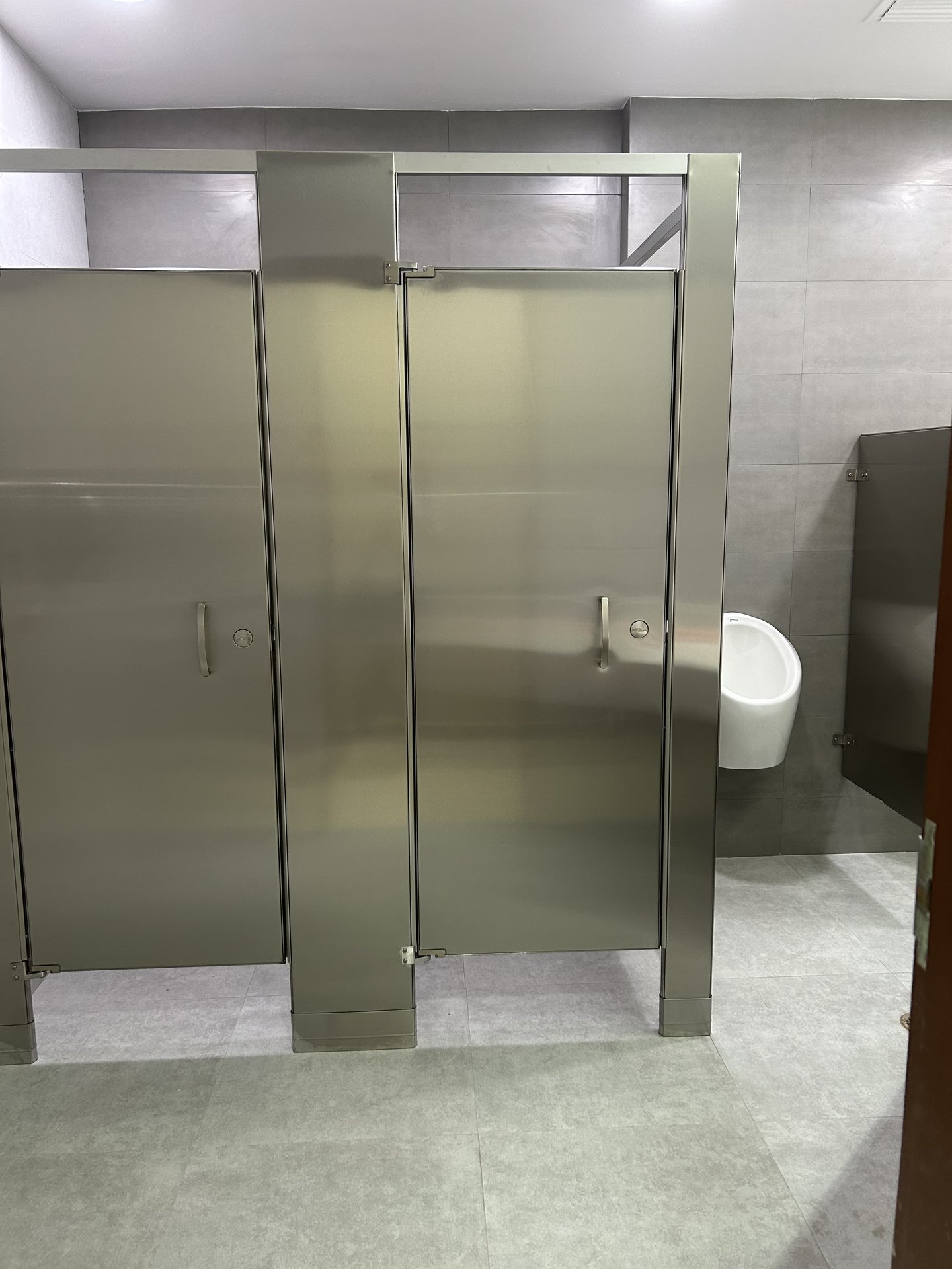 Pantalla de privacidad suspendida para urinarios de acero inoxidable
