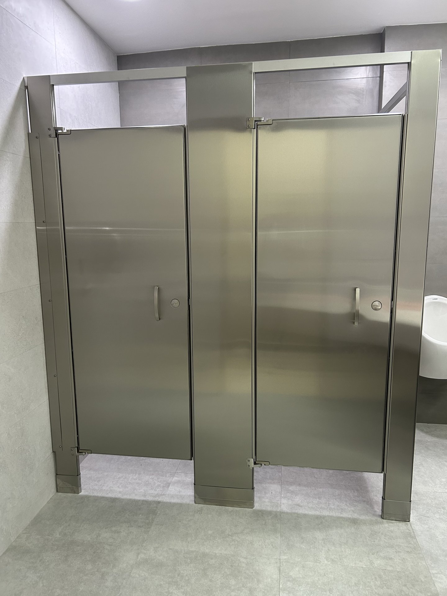 Acabados higiénicos y resistentes al alto flujo en sanitarios BAC