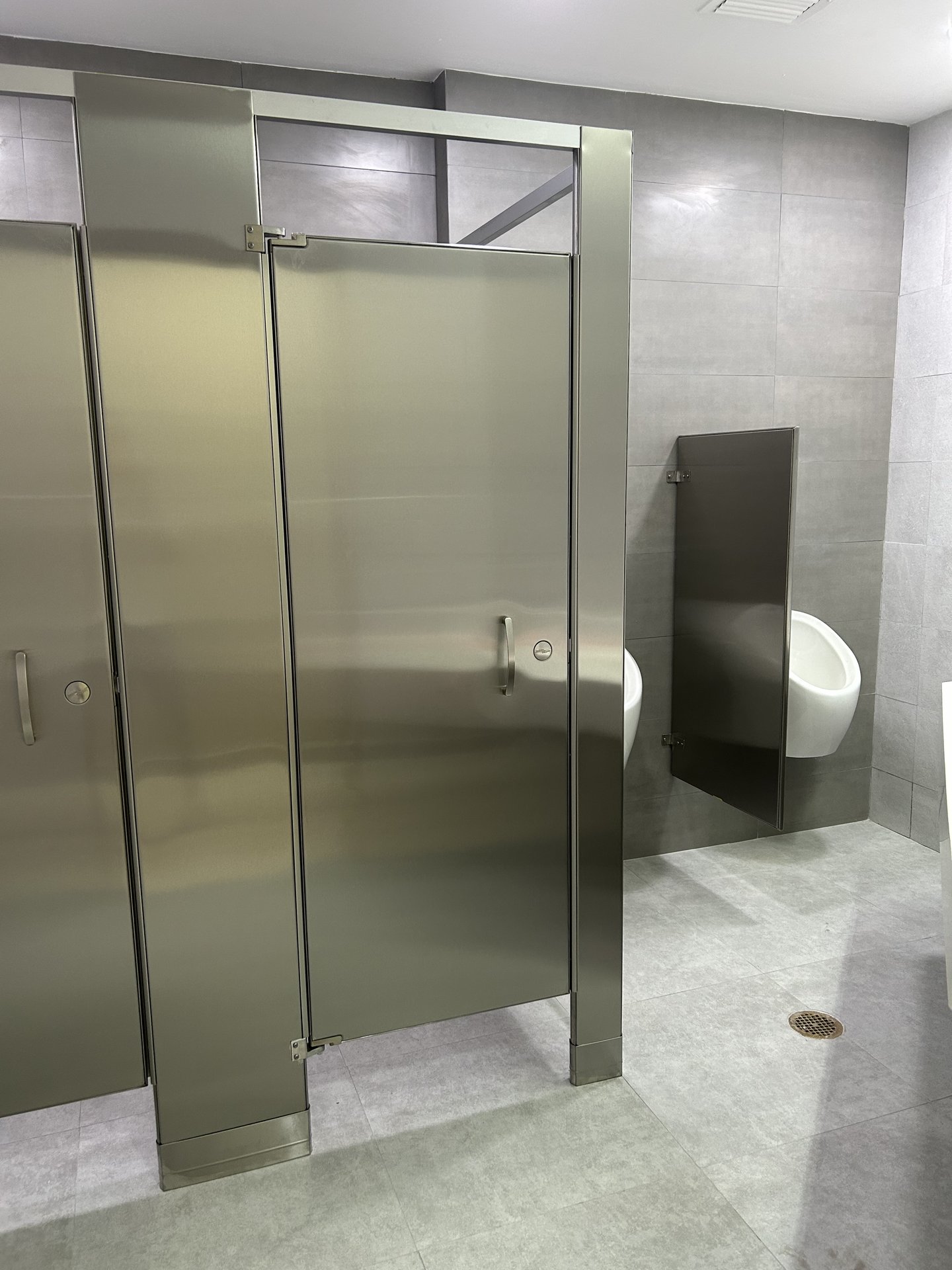 Urinarios de alta eficiencia con panel separador de acero inoxidable
