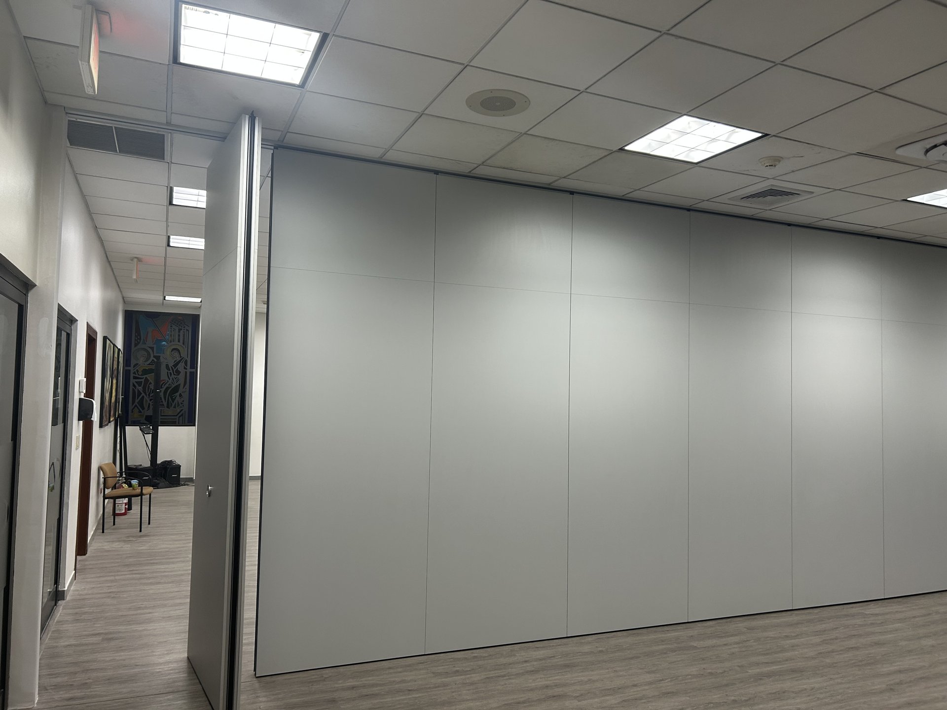 Particiones móviles acústicas instaladas en el salón blanco de Casa Pellas