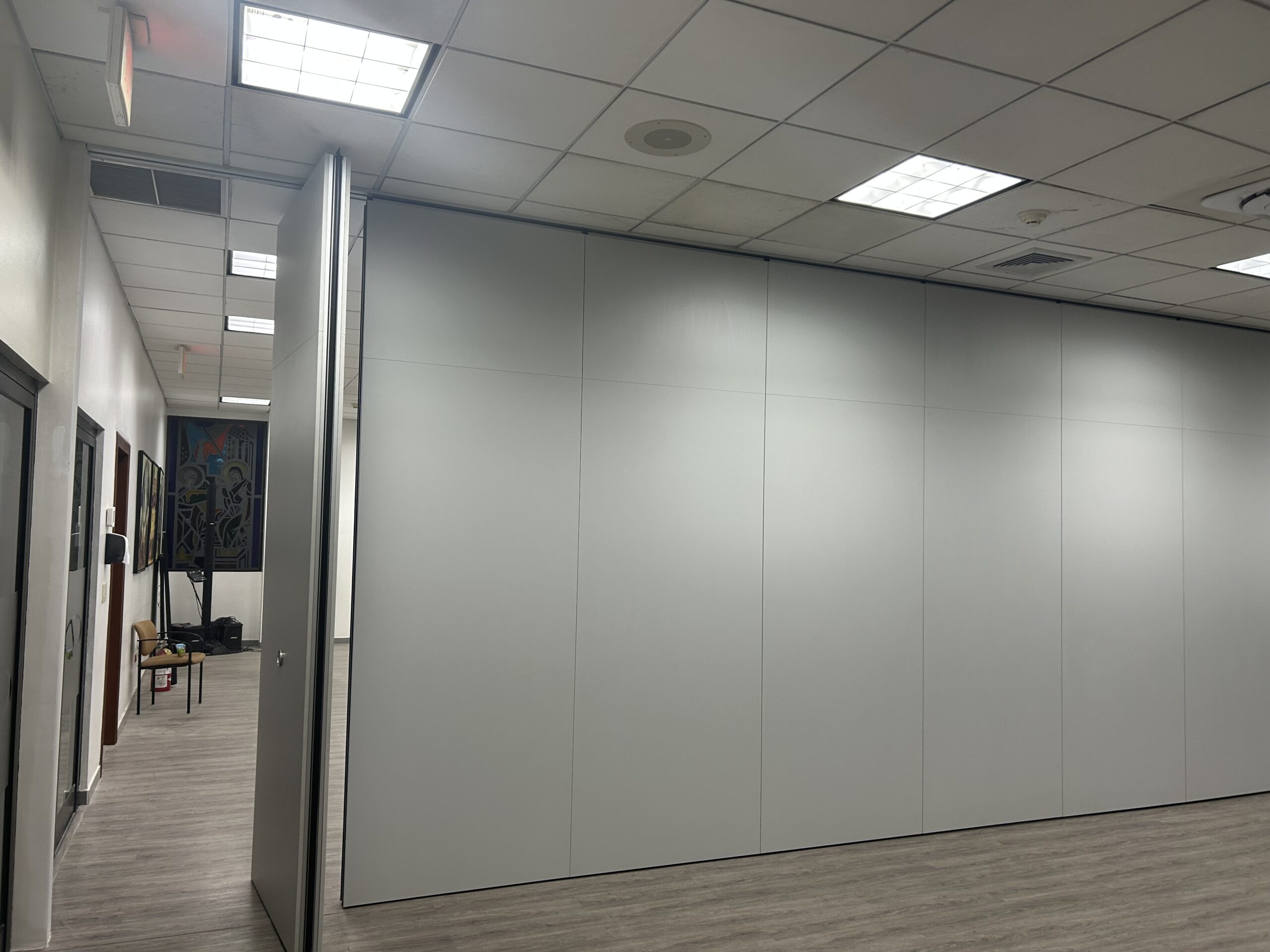Particiones móviles acústicas instaladas en el salón blanco de Casa Pellas