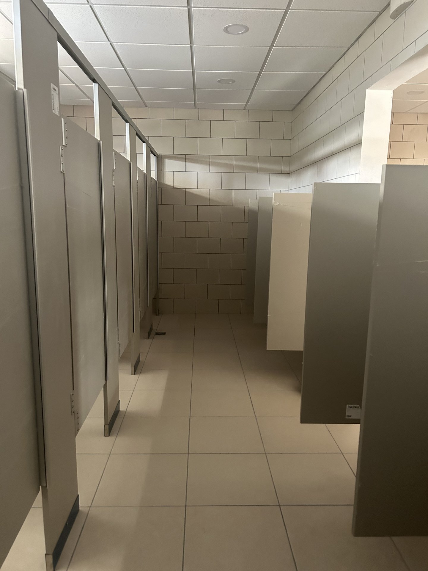 Instalación integral de mamparas y losa sanitaria entregada por Innovatec