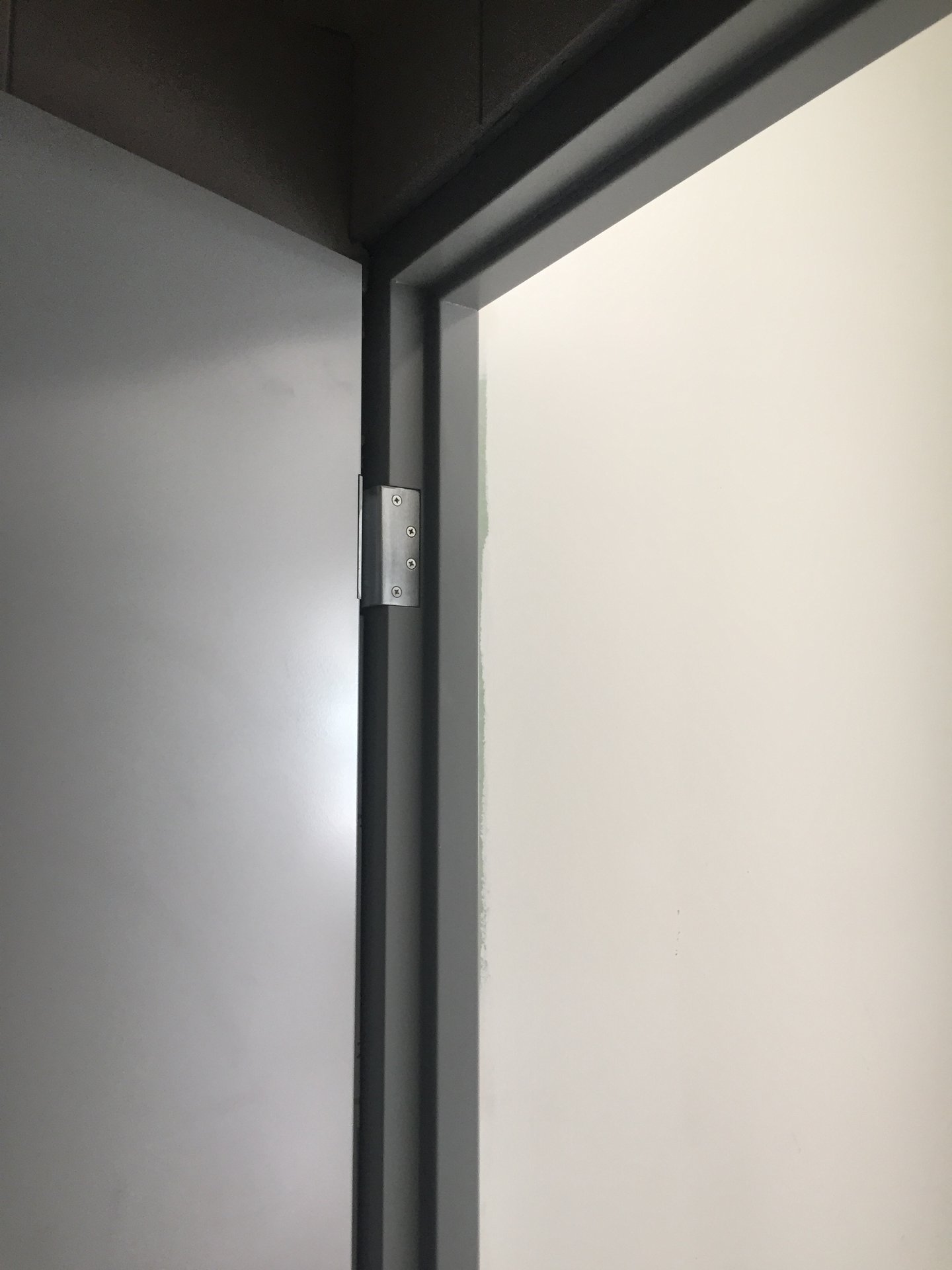 Envolvente y ajuste perimetral de puerta metálica comercial