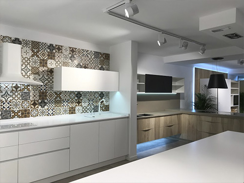 Cocina modular contemporánea Arnit en acabado blanco seda mate con isla de trabajo