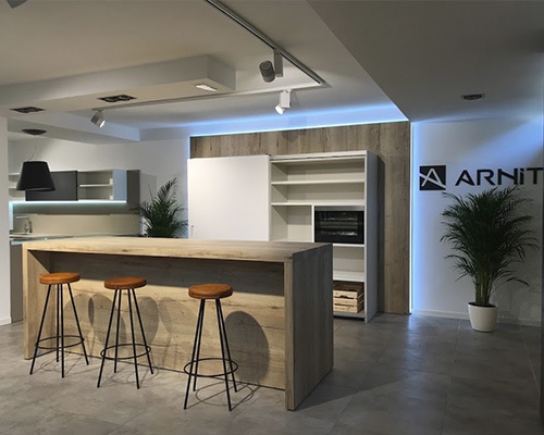 Cocina de concepto abierto Arnit integrada a sala y comedor con acabados de lujo