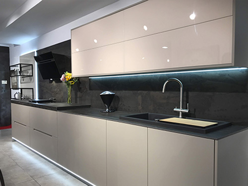 Cocina integral de alta gama Arnit a medida con frentes en madera natural y lacado