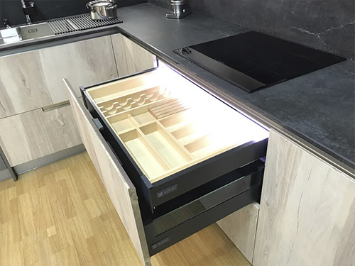 Conjunto de muebles superiores e inferiores Arnit con estratificados de alta presión HPL