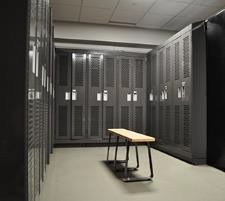 Instalación de casilleros metálicos ventilados Hadrian Gladiator en vestidor deportivo