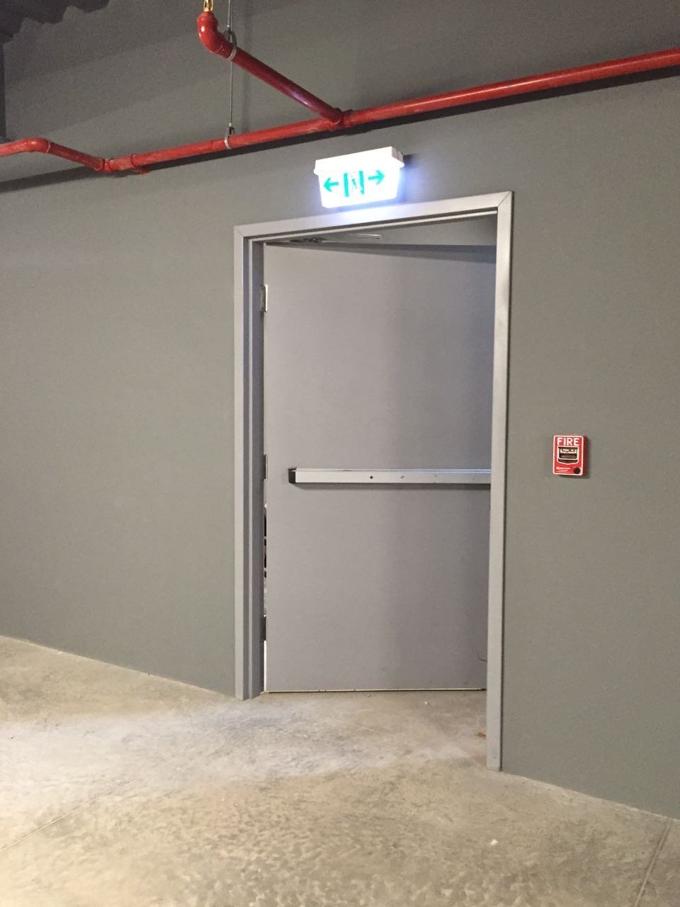 Puerta de escape rápido con barra de empuje antipánico horizontal