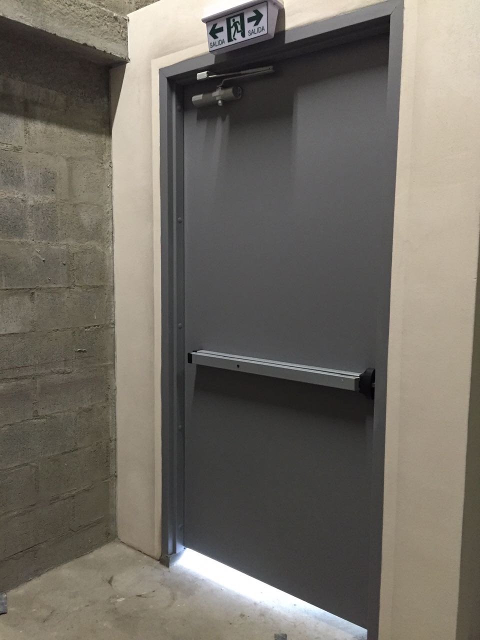 Puerta contra fuego instalada en núcleo de escaleras de emergencia